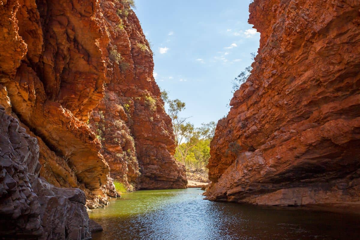 A gap between two big rock formations, filled with water. One of the things to do in Alice Springs for free.
