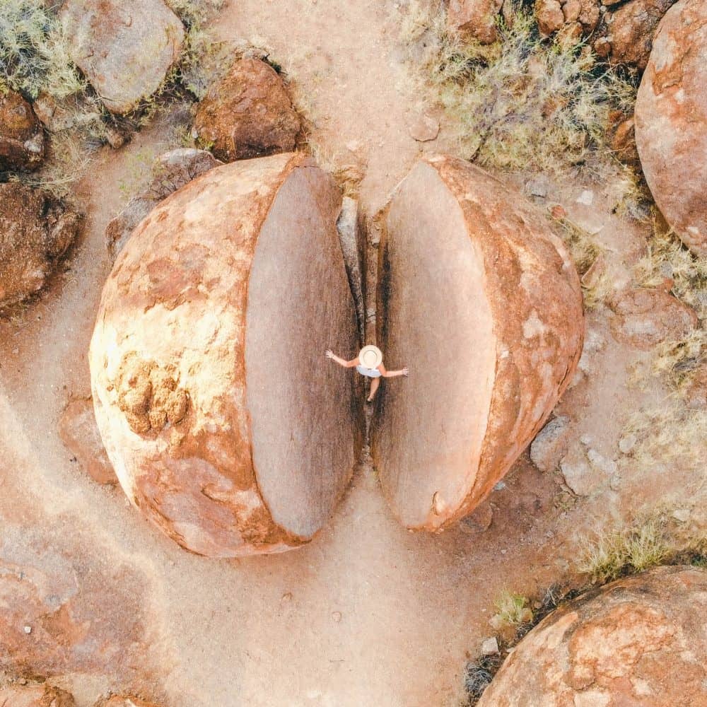 Walking through Devils Marbles / Karlu Karlu