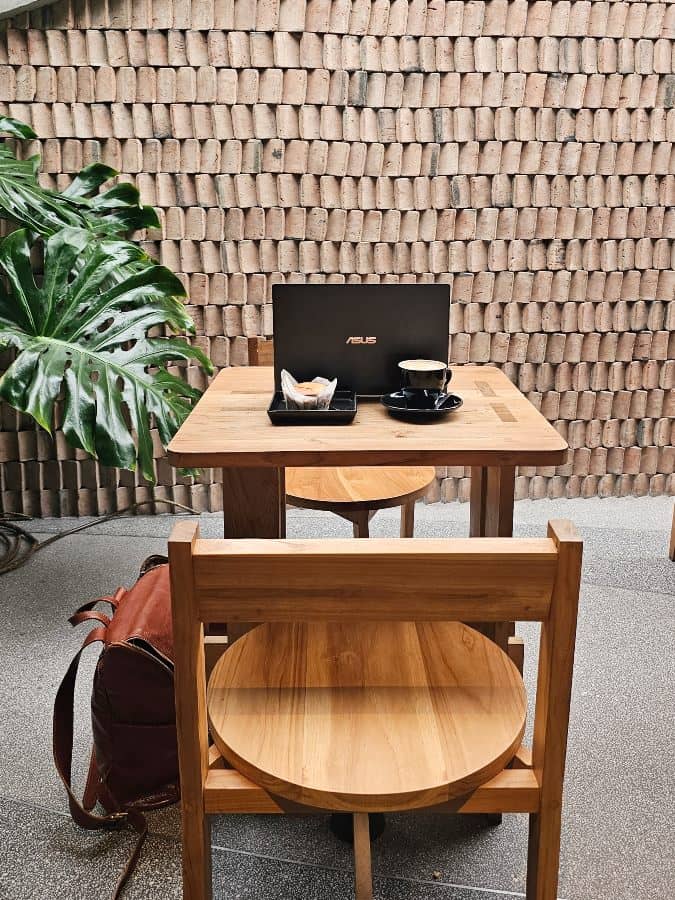 Working from a cafe on your online business in Australia